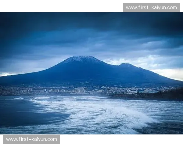 蔚蓝海岸的优雅与维苏威的狂放：尼斯VS那不勒斯，地中海灵魂的终极对弈